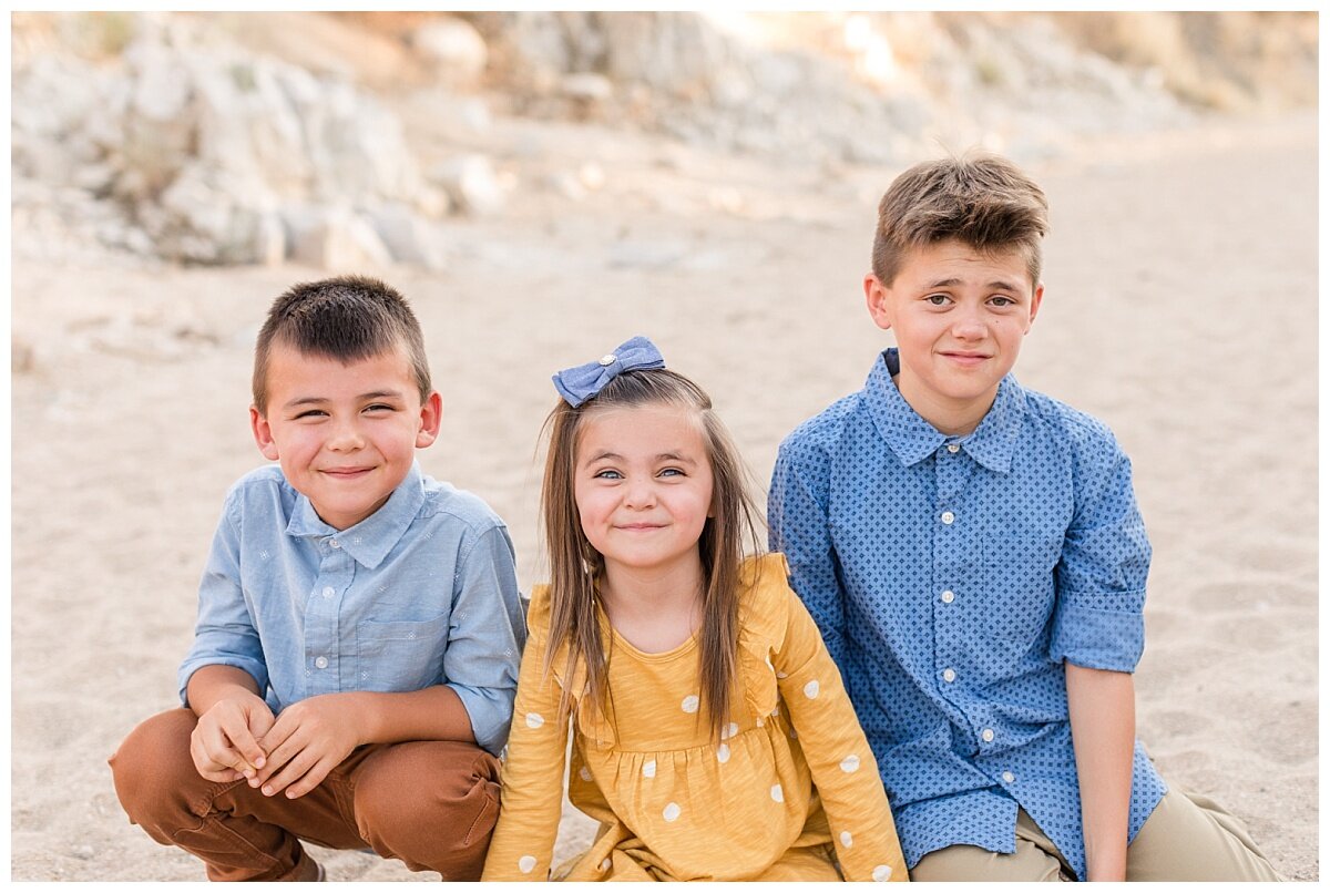 Northwest Tucson Arizona Photographer Melissa Fritzsche Photography captures siblings during family picture session.